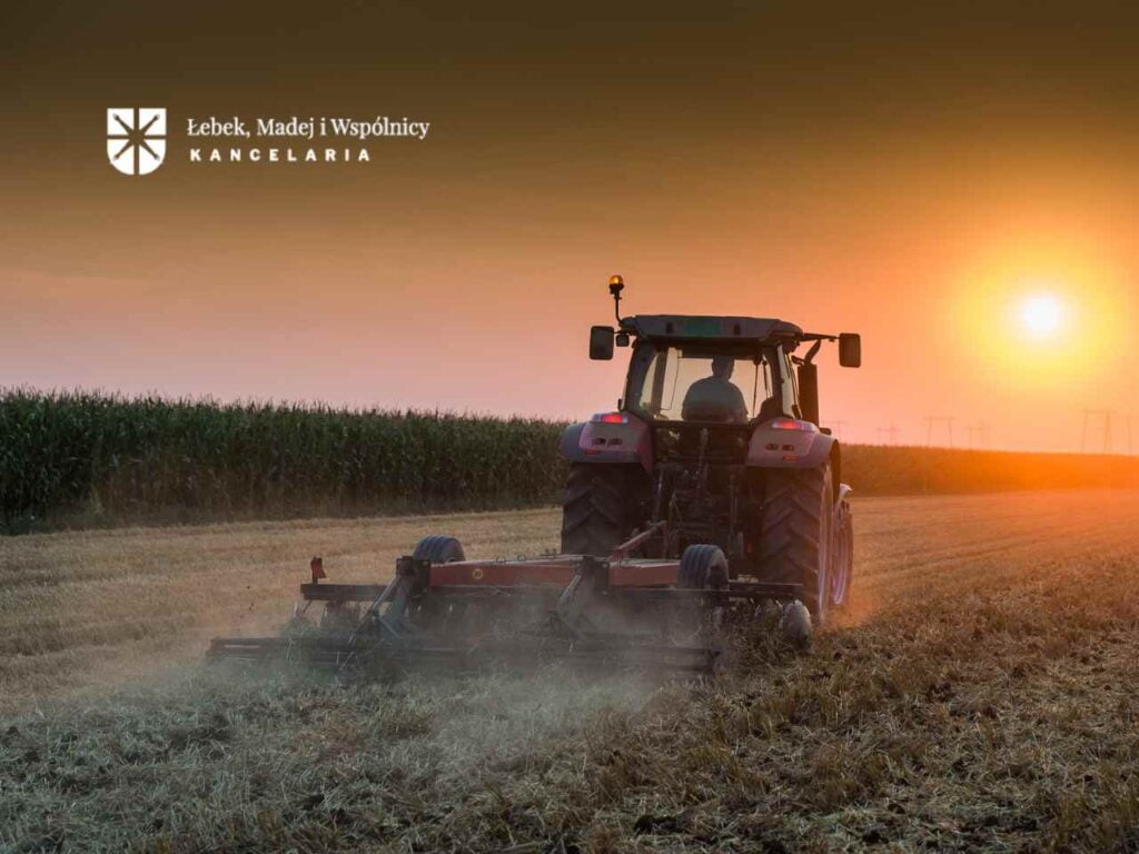 traktor na polu zachód słońca żniwa