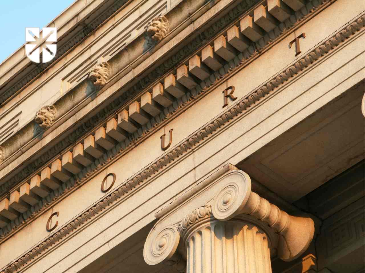 sąd-sprawa-po-wypadku budynek w stylu antycznym z napisem sąd