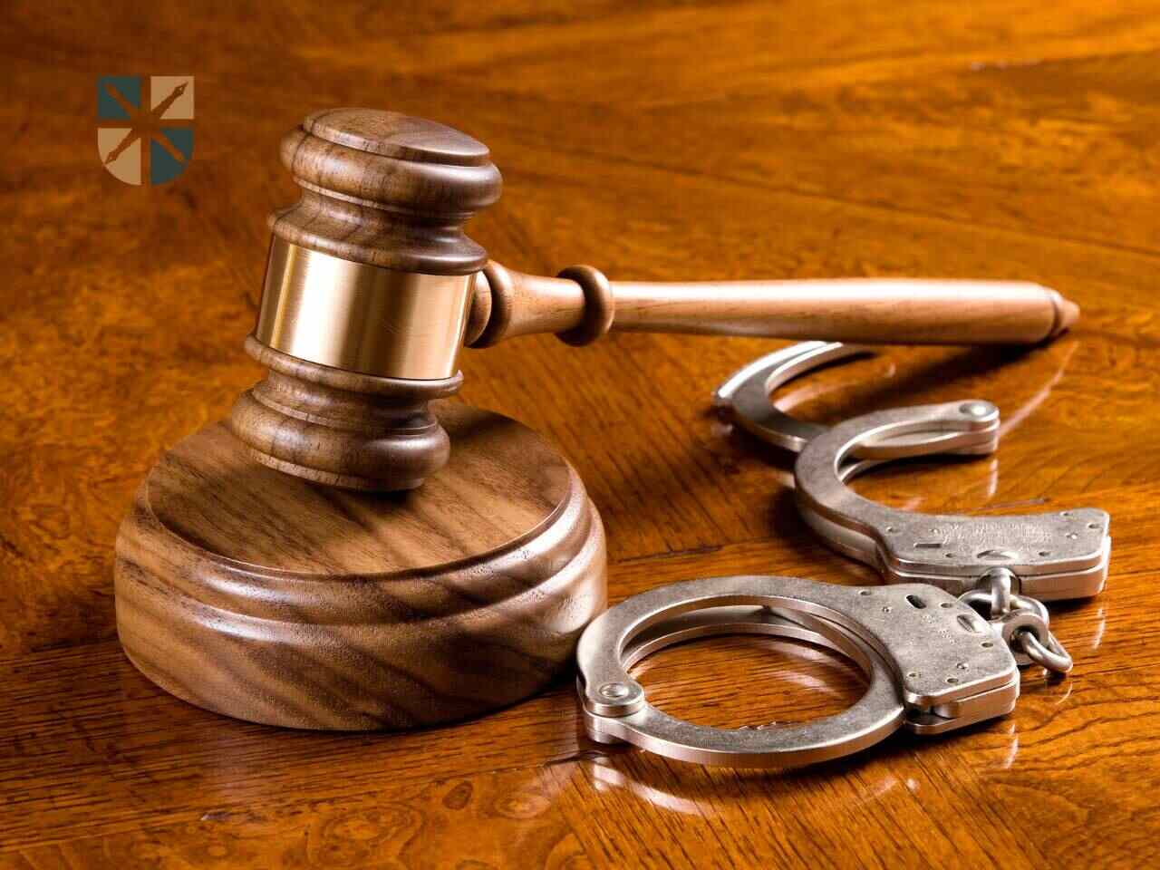 kary-za-wypadek Kajdanki i młotek sędziowski