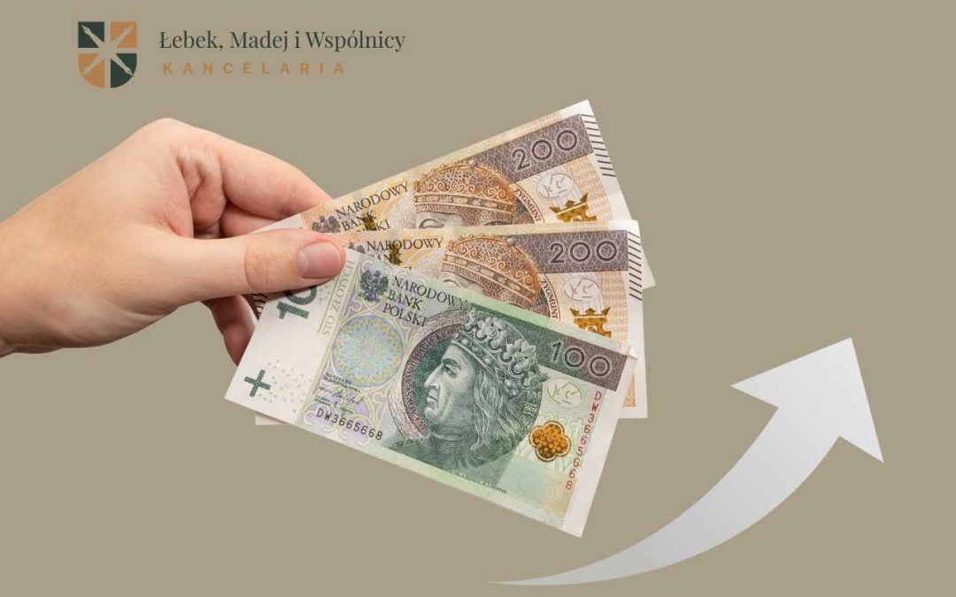 Banknoty PLN trzymane w dłoni, strzałka skierowana w górę, logo Kancelaria łebek, Madej i Wspólnicy