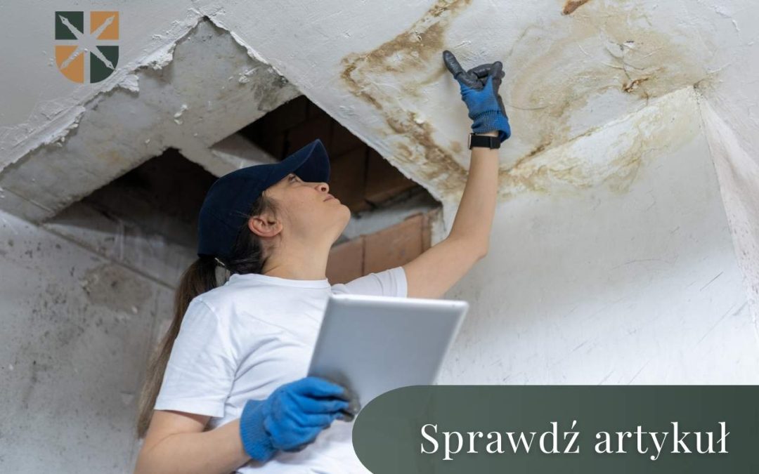 Pani sprawdza zalany sufit - szkodę w nieruchomości poszkodowanego