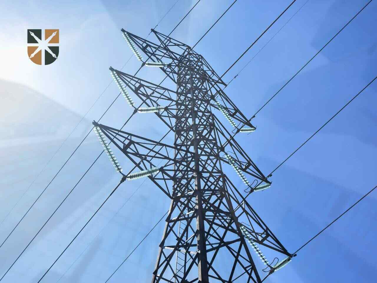 Słup energetyczny na tle nieba
