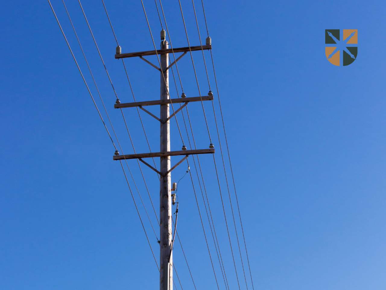 Słup energetyczny na działce.