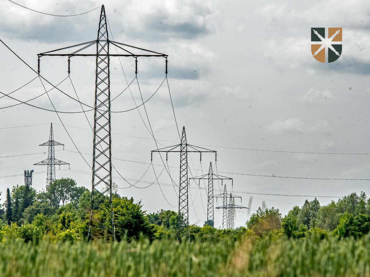 słupy wysokiego napięcia