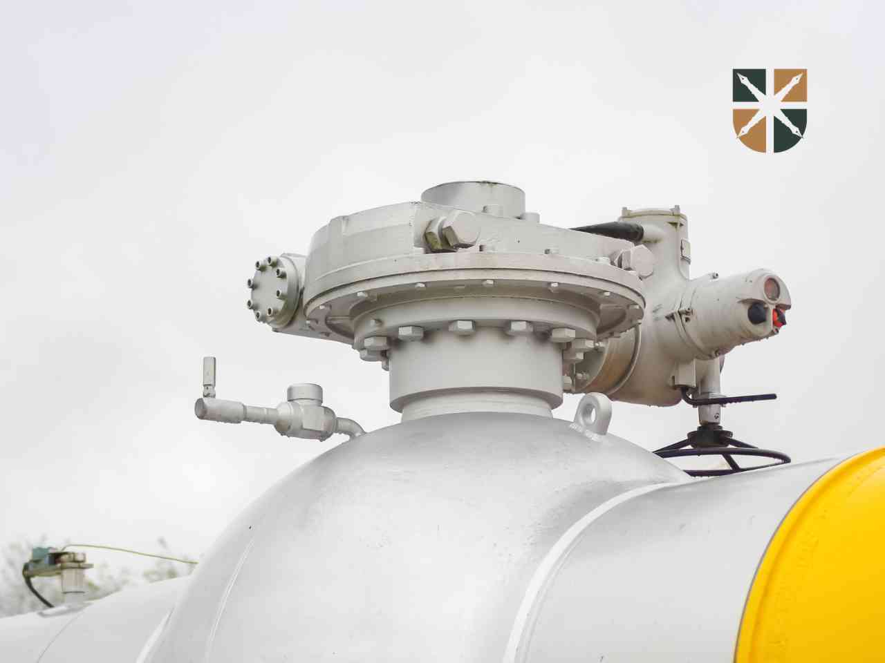 Fragment zbliżenia na kulowy zawór odcinający w gazociągu wysokiego ciśnienia.