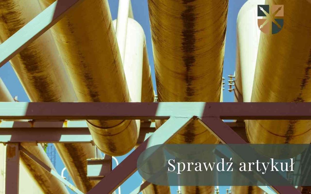 Grupa rur gazociągu na metalowych konstrukcjach w industrialnej scenerii.