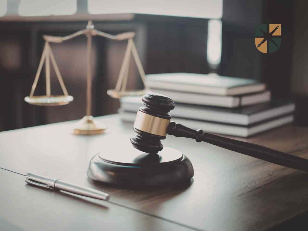 Młotek sędziowski i waga symbolizują dochodzenie wyższego wynagrodzenia za służebność przesyłu.