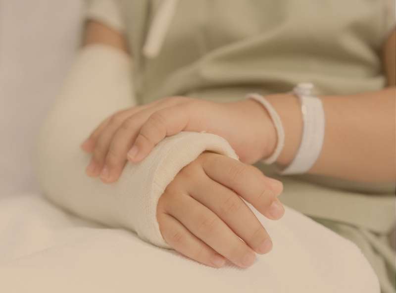 Osoba z ręką w gipsie podczas leczenia po wypadku