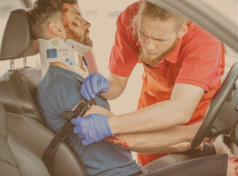 Poszkodowany kierowca otrzymujący pomoc po wypadku komunikacyjnym