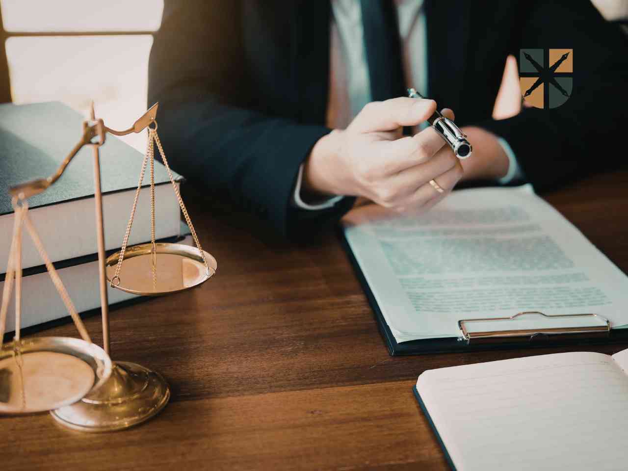 Prawnik analizuje dokumenty i trzyma pióro nad wnioskiem o status oskarżyciela posiłkowego.