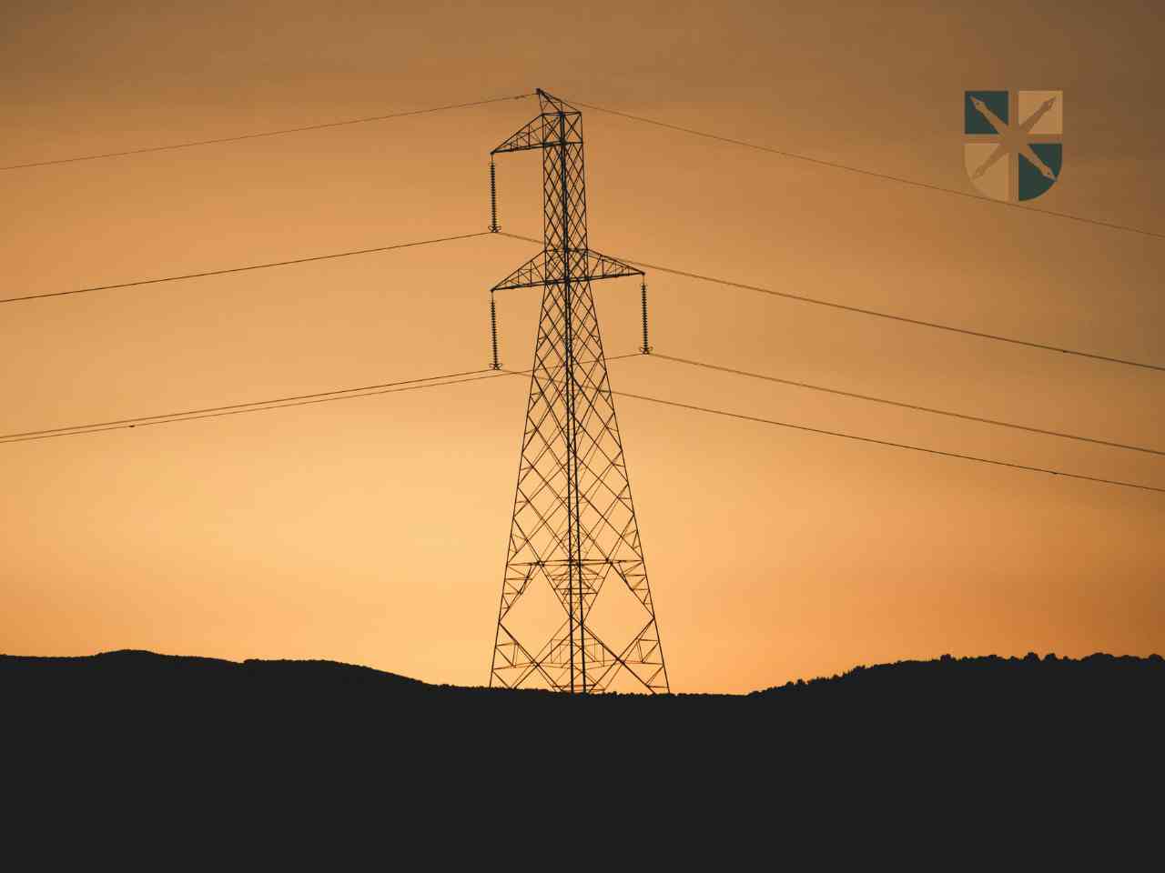 Słup wysokiego napięcia na tle zachodzącego słońca – modernizacja infrastruktury energetycznej.