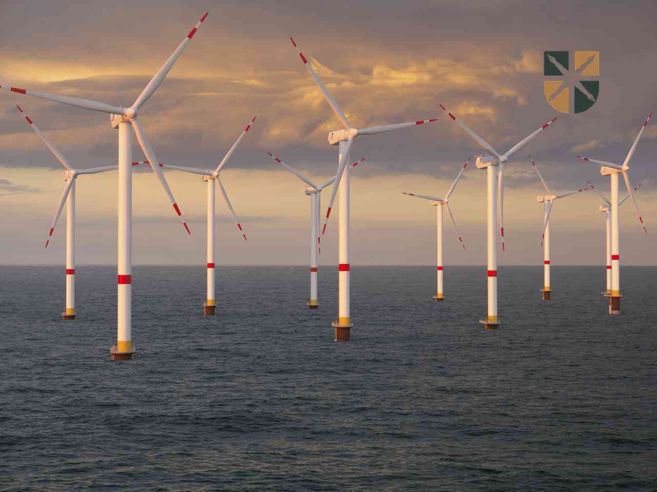 Turbiny wiatrowe wyrastające z tafli Bałtyku podczas zachodu słońca – morska farma wiatrowa offshore generująca czystą energię.