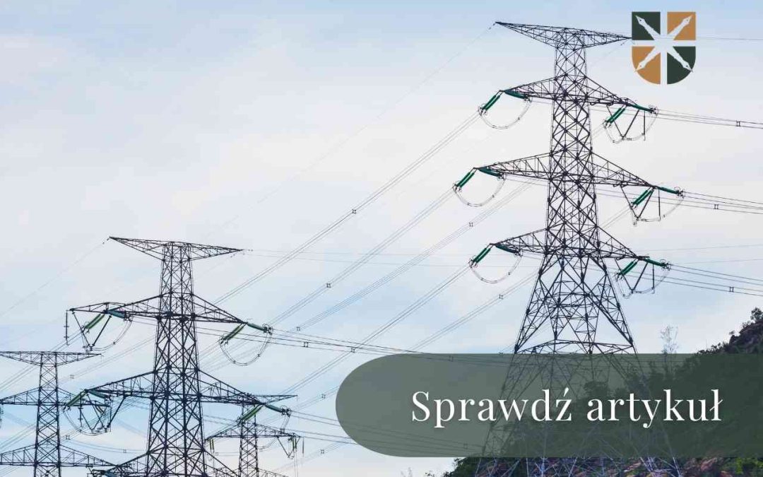 Wielopoziomowe słupy i linie wysokiego napięcia przebiegające nad terenem zielonym.