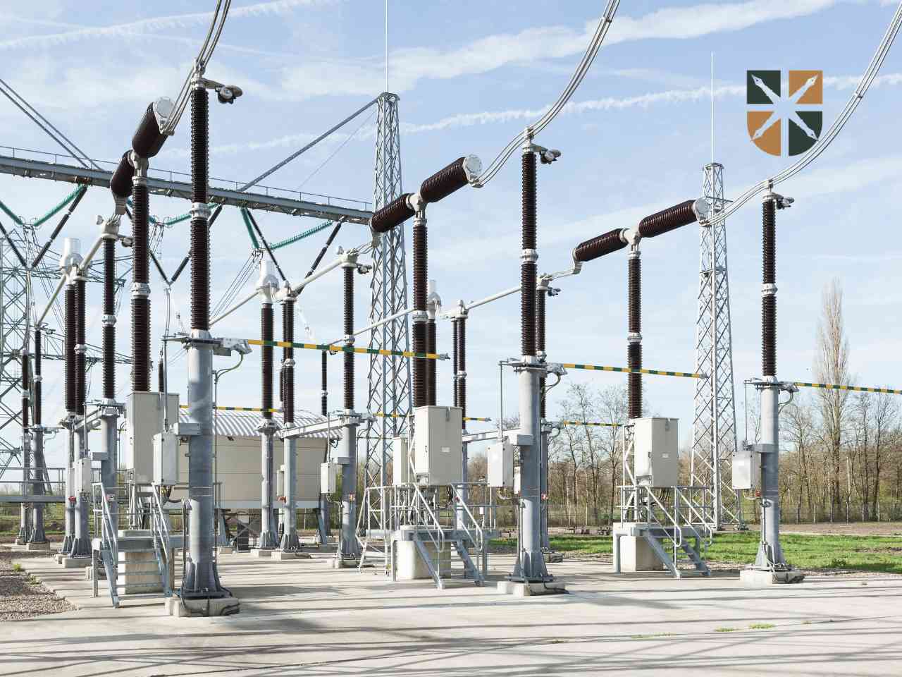 Rzędy nowoczesnych izolatorów i urządzeń na terenie nowo wybudowanej stacji transformatorowej PGE.