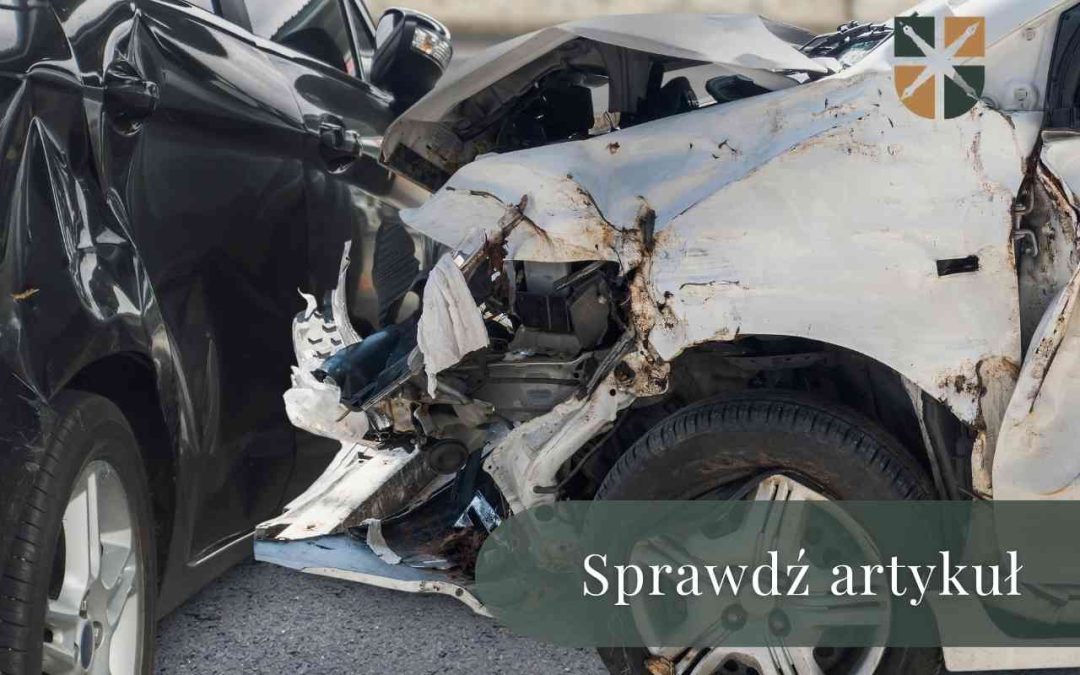 Rozbite białe i czarne auto po wypadku komunikacyjnym – kontekst ubiegania się o odszkodowanie.