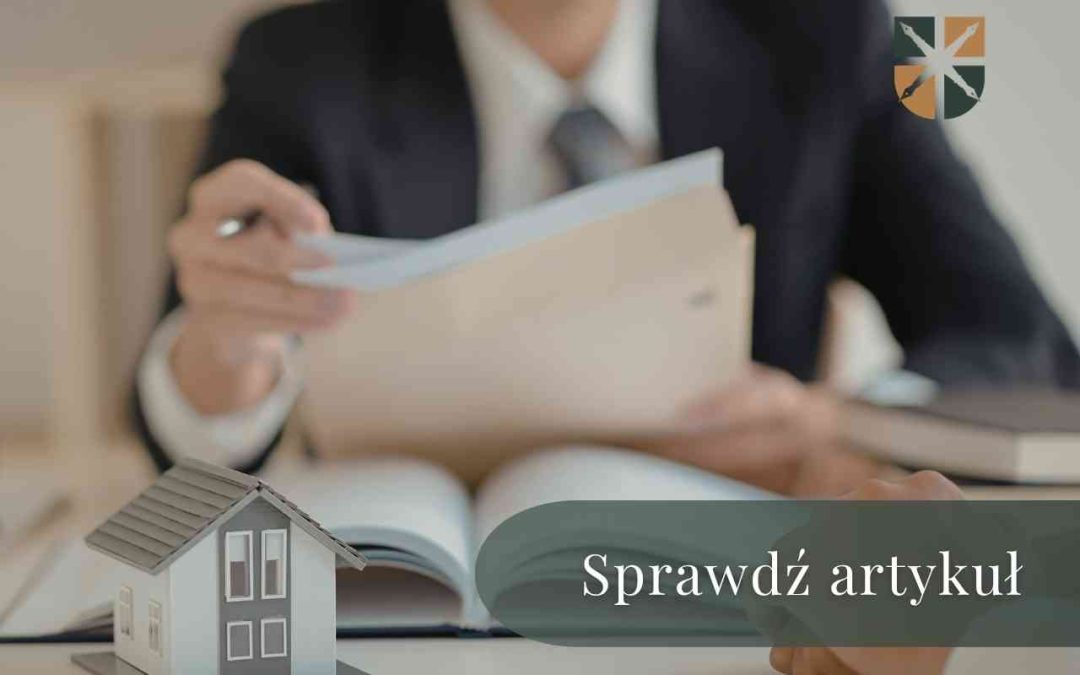 Rzeczoznawca analizuje dokumenty przy makiecie domu, przygotowując operat szacunkowy dla klienta kancelarii.