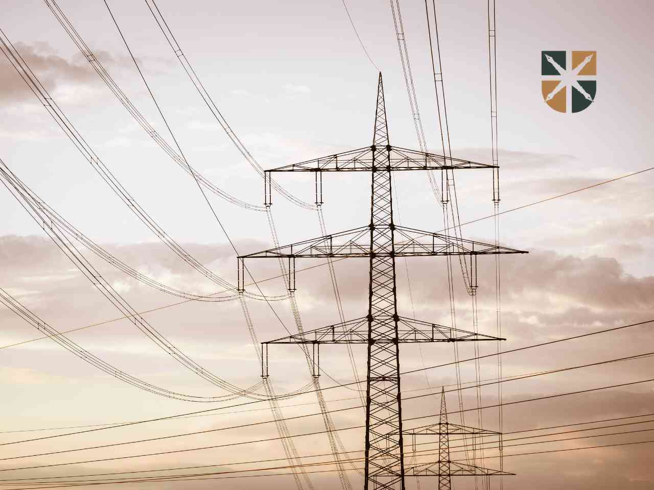 Wysoki słup linii energetycznej na tle nieba – przykład infrastruktury wymagającej wyceny służebności przesyłu.