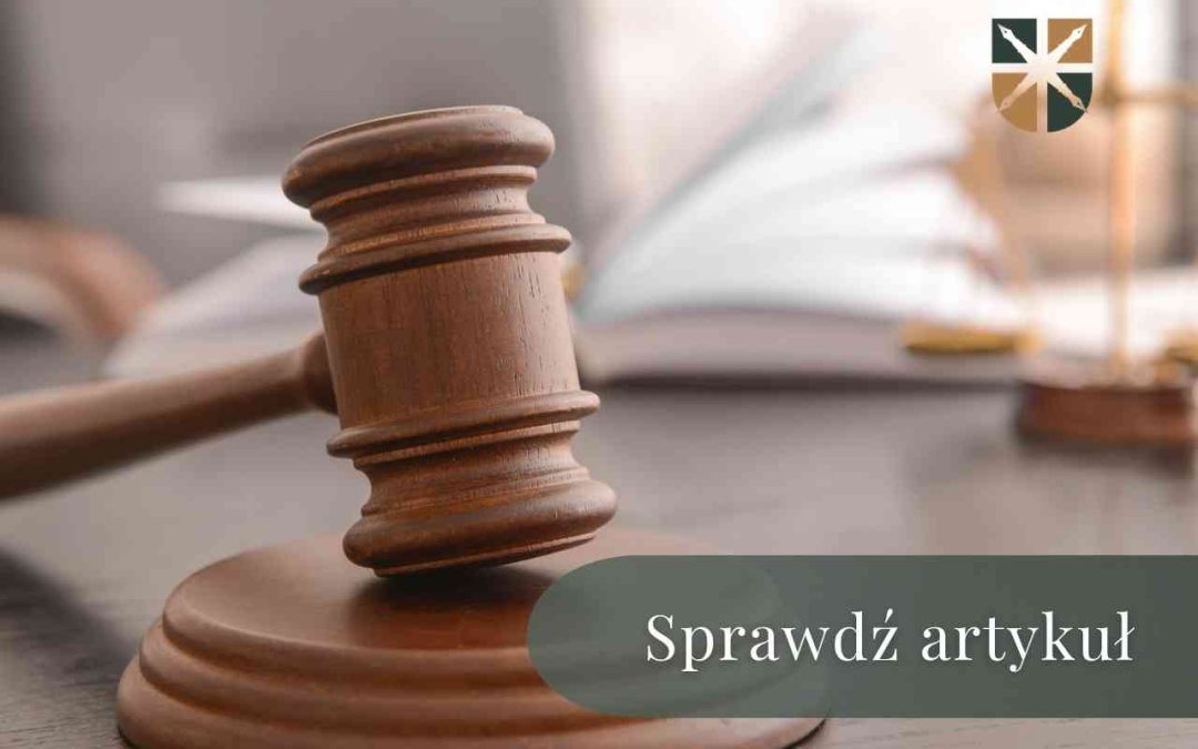 Drewniany młotek sędziowski na biurku z napisem „Sprawdź artykuł” – ilustracja do spraw karnych o wypadki.