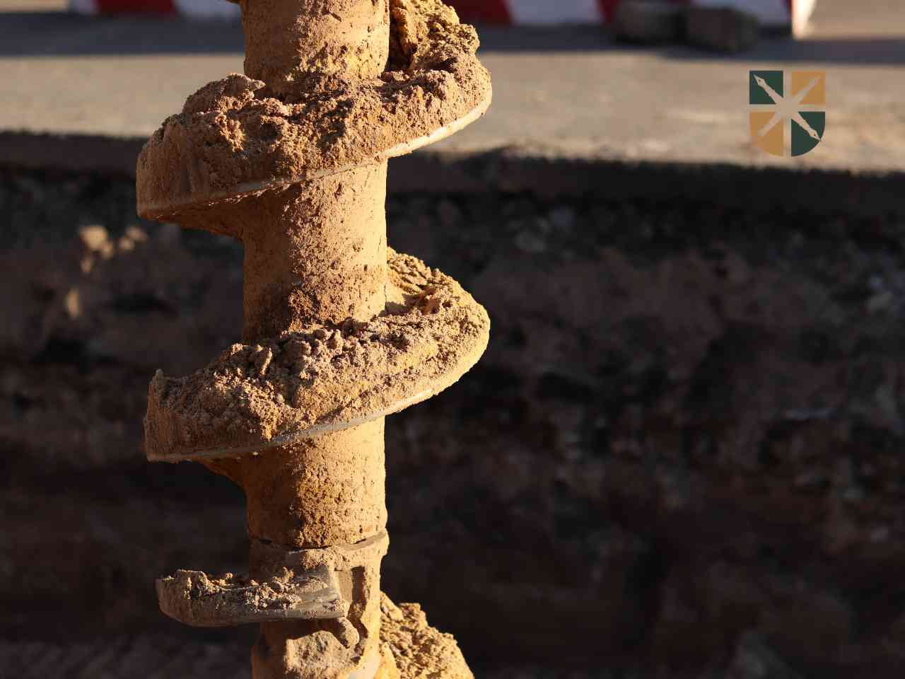 Świder wykonujący odwierty geologiczne na terenie planowanej budowy stacji elektroenergetycznej.