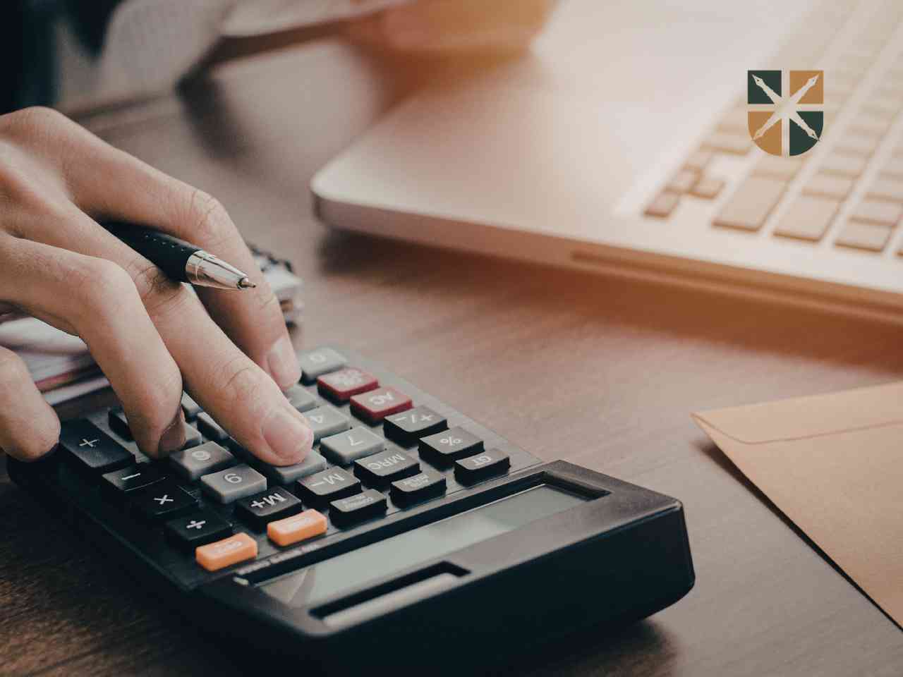 Rzeczoznawca majątkowy liczy na kalkulatorze kwotę wynagrodzenia za służebność przesyłu do operatu szacunkowego.