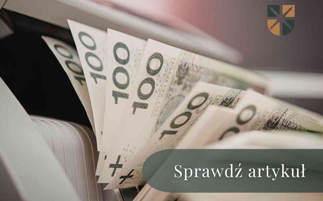 Stacks of $100 bills emerging from a printer, with a dark gray caption bar reading 'Sprawdź artykuł' across the bottom.