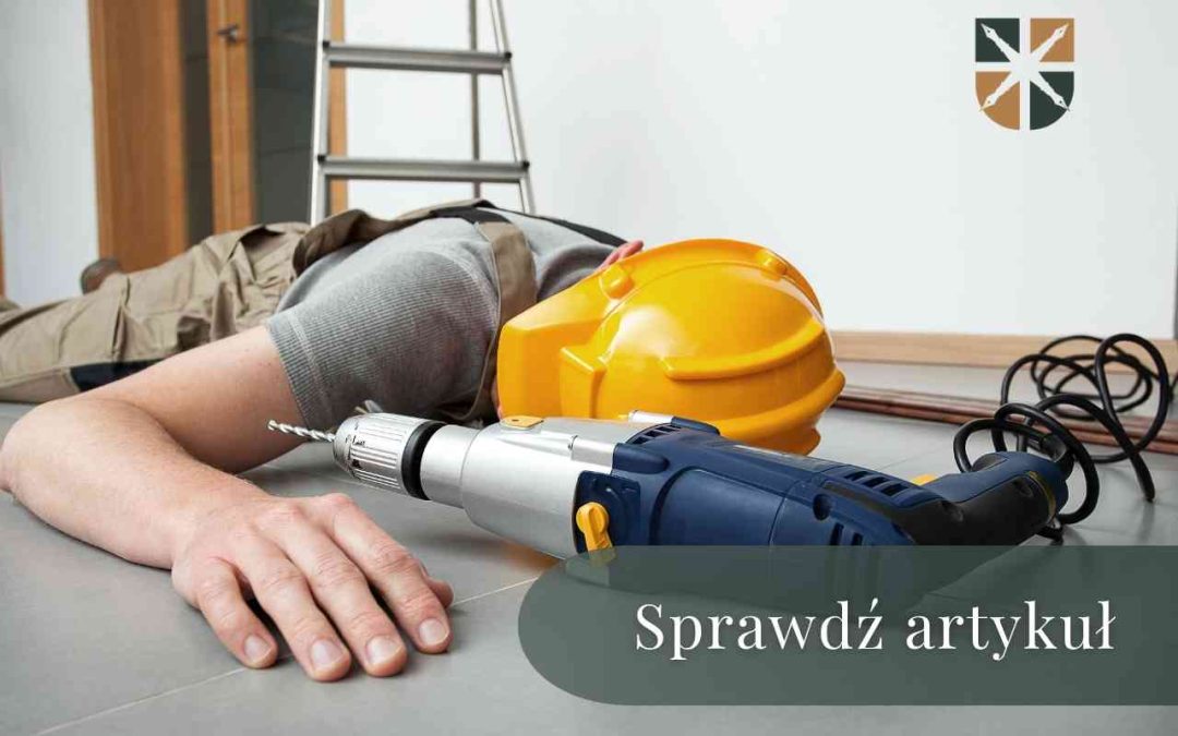 Leżący na podłodze pracownik obok wiertarki i kasku – ilustracja dokumentująca okoliczności wypadku przy pracy.