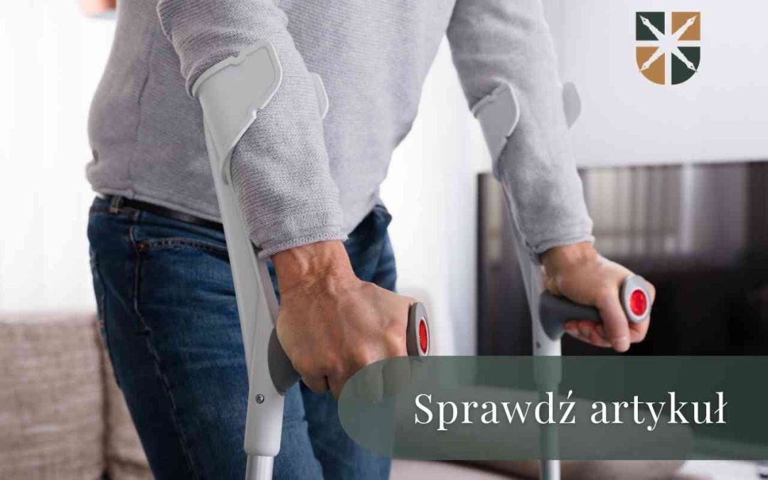 Poszkodowany mężczyzna poruszający się o kulach w domu – wizualizacja procesu rekonwalescencji i dochodzenia zadośćuczynienia.