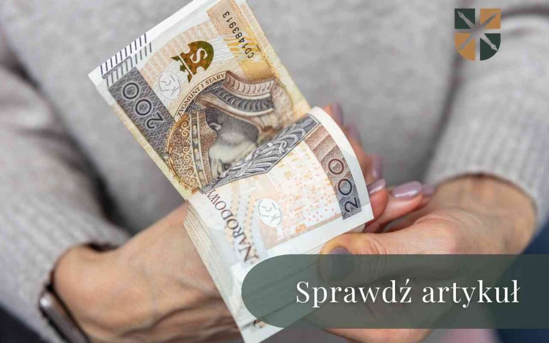 Dłonie przeliczające banknoty 200-złotowe ilustrujące problem zaniżonego odszkodowania po wypadku.