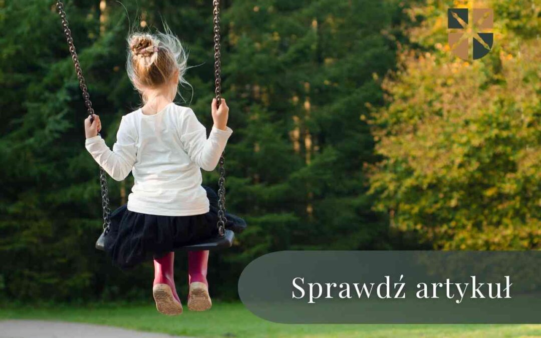 Dziewczynka huśta się na huśtawce tyłem do obiektywu w parku – ilustracja renty rodzinnej.
