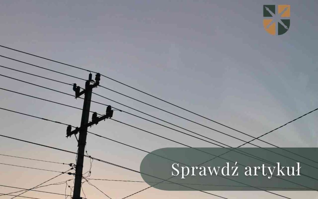 Sylwetka słupa energetycznego z licznymi przewodami na tle nieba o zmierzchu – zaproszenie do artykułu.