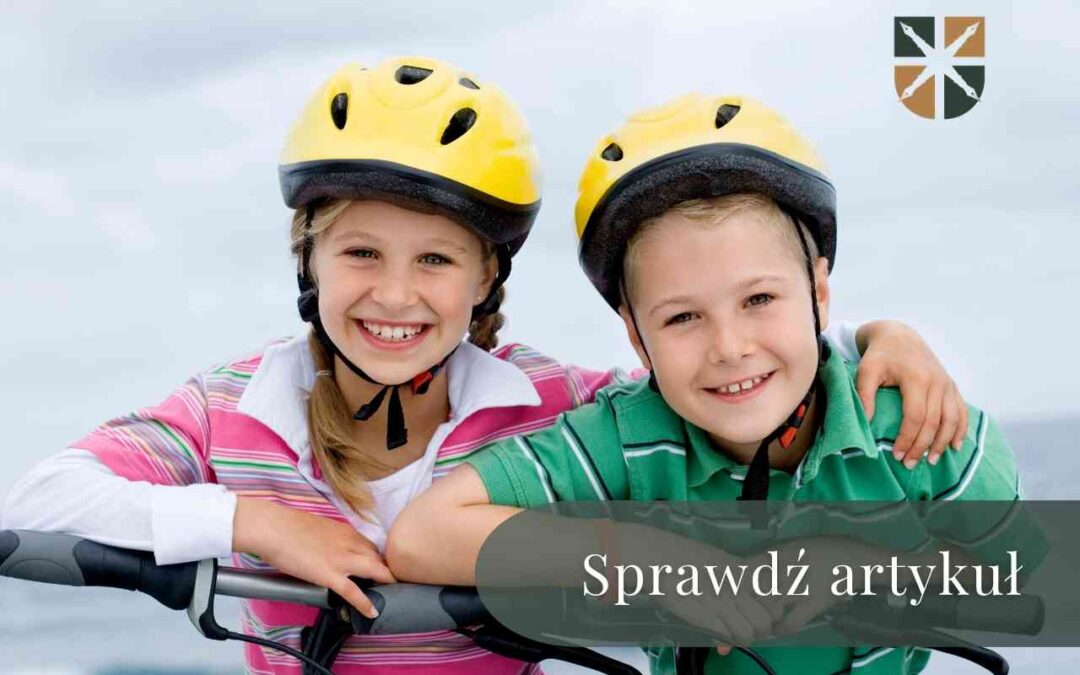 Uśmiechnięte dzieci w dopasowanych żółtych kaskach rowerowych opierają się o kierownice swoich rowerów. Napis "sprawdź artykuł".