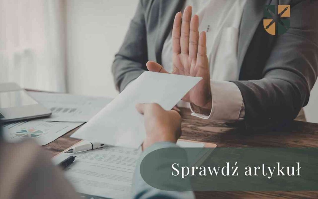 Kobieta wykonuje gest odmowy dłonią, nie przyjmując białej koperty od klienta.