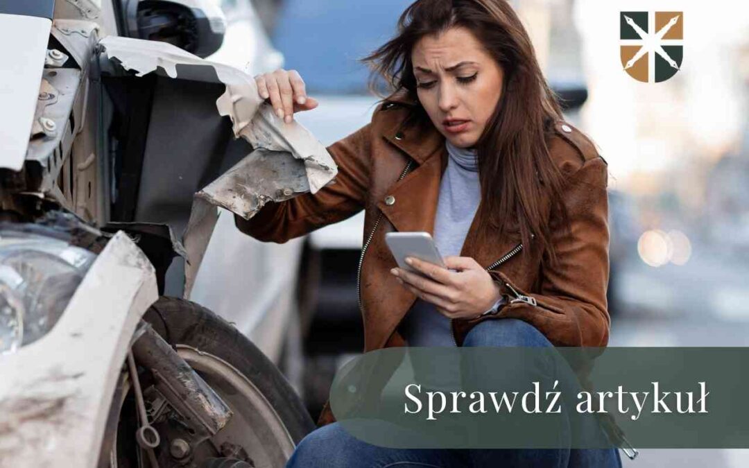 Zaniepokojona kobieta wzywa pomoc przez smartfon przy mocno rozbitym samochodzie.