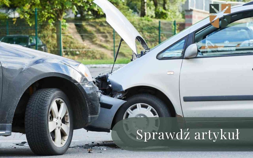 Dwa uszkodzone samochody osobowe po kolizji drogowej – podstawa do ubiegania się o odszkodowanie z OC sprawcy.