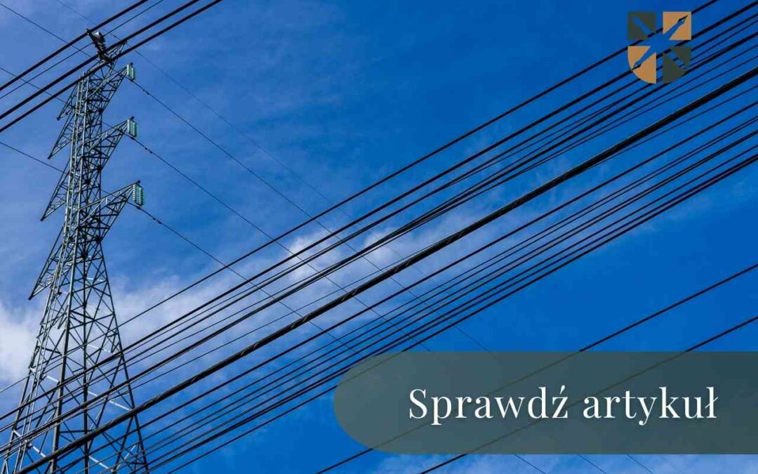 Słup wysokiego napięcia z gęstą siecią kabli jako ilustracja wywłaszczenia nieruchomości pod infrastrukturę przesyłową.