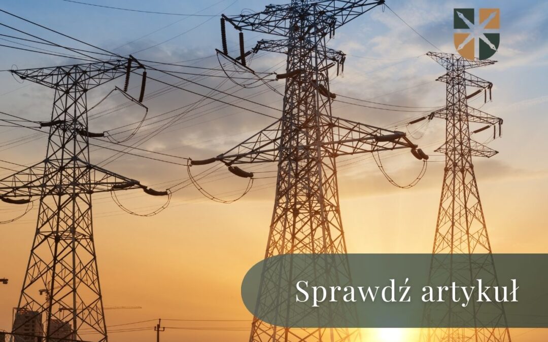 Potężne słupy wysokiego napięcia o zachodzie słońca – ilustracja do artykułu o pasie technicznym.