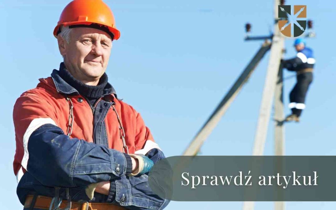 Doświadczony monter w pomarańczowym kasku na tle prac modernizacyjnych na słupie energetycznym.