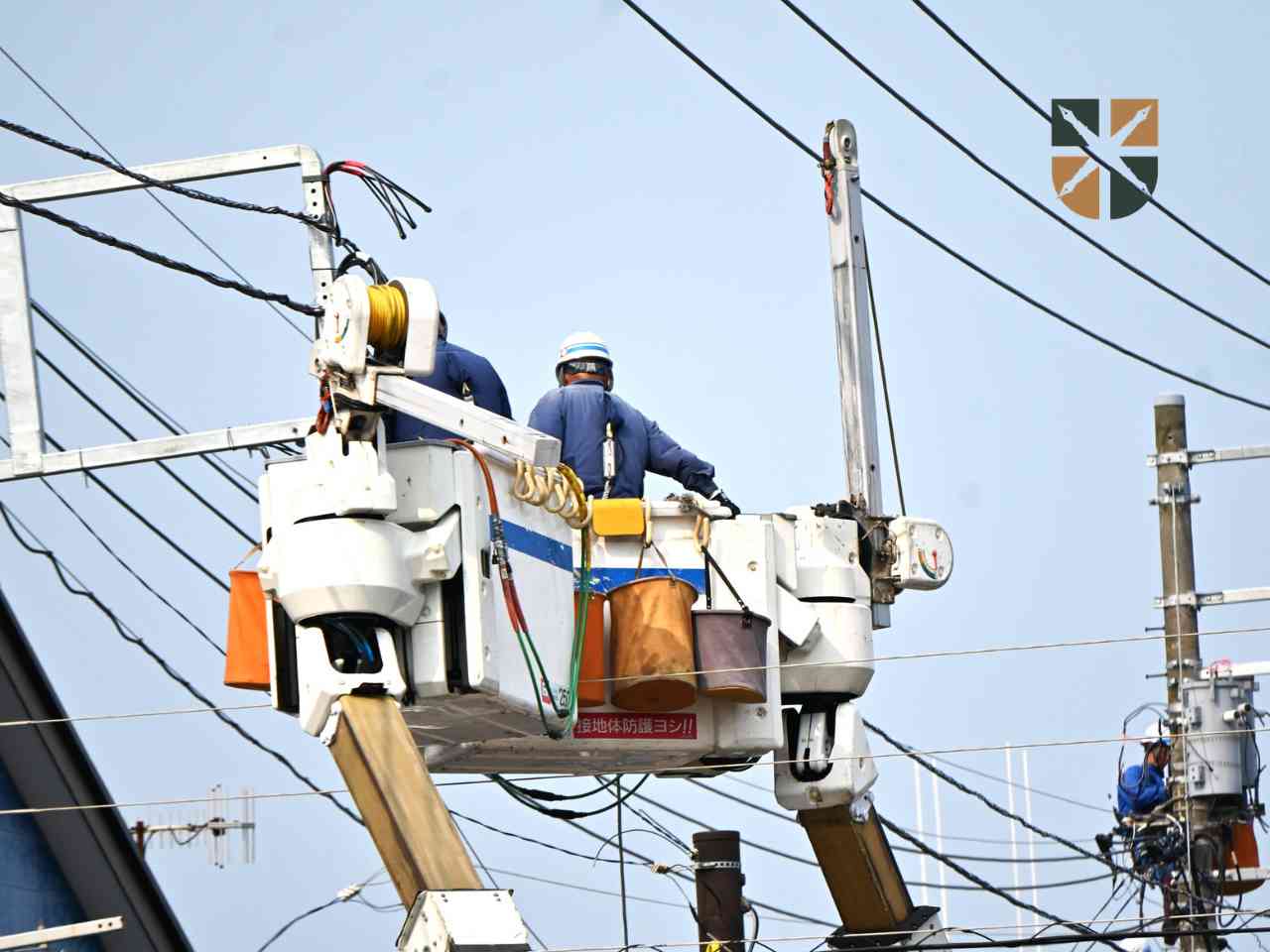 Elektrycy w koszu podnośnika modernizują napowietrzną linię energetyczną – remont sieci.