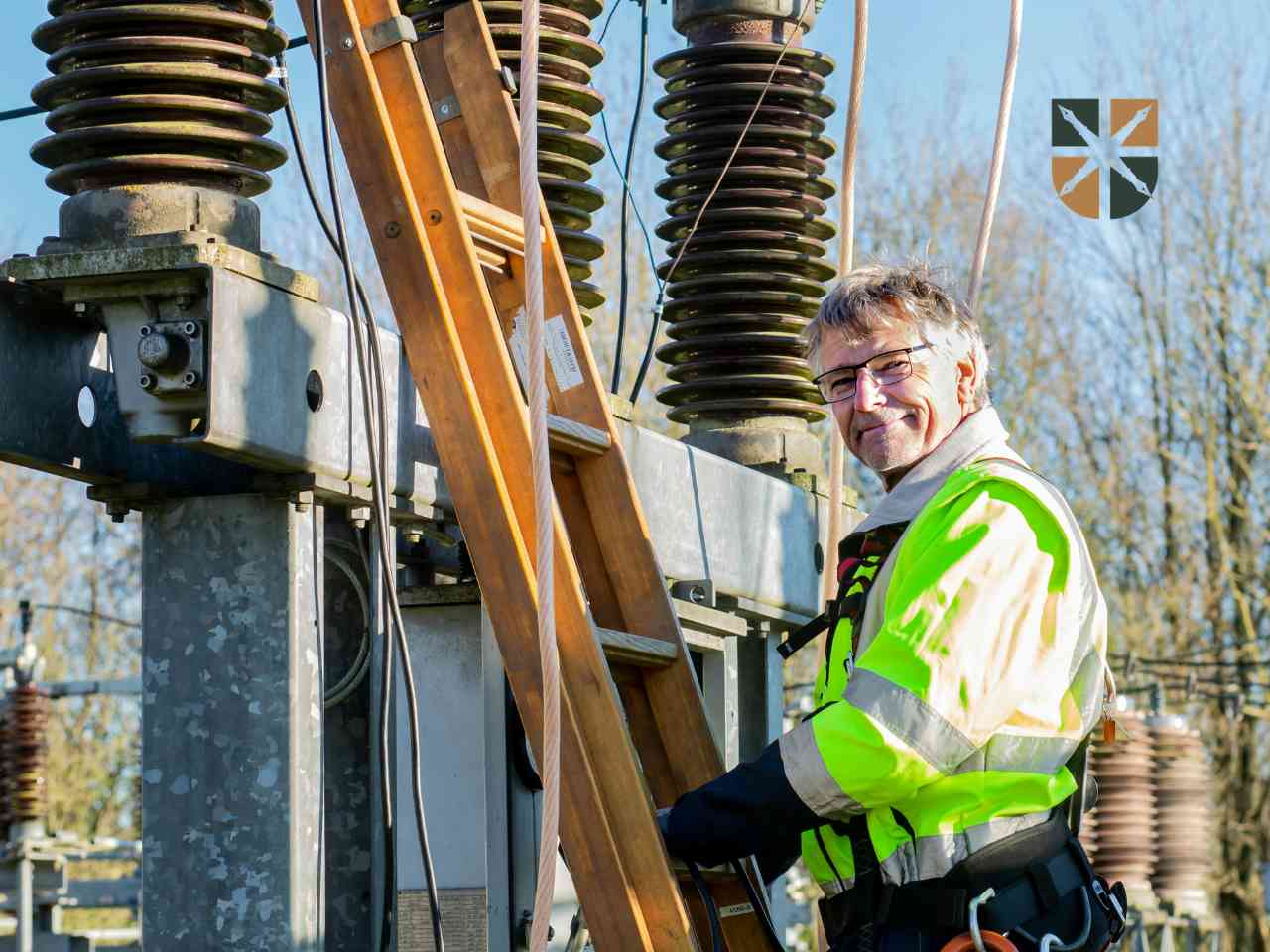 Monter w kamizelce ostrzegawczej przy elementach stacji elektroenergetycznej podczas prac modernizacyjnych