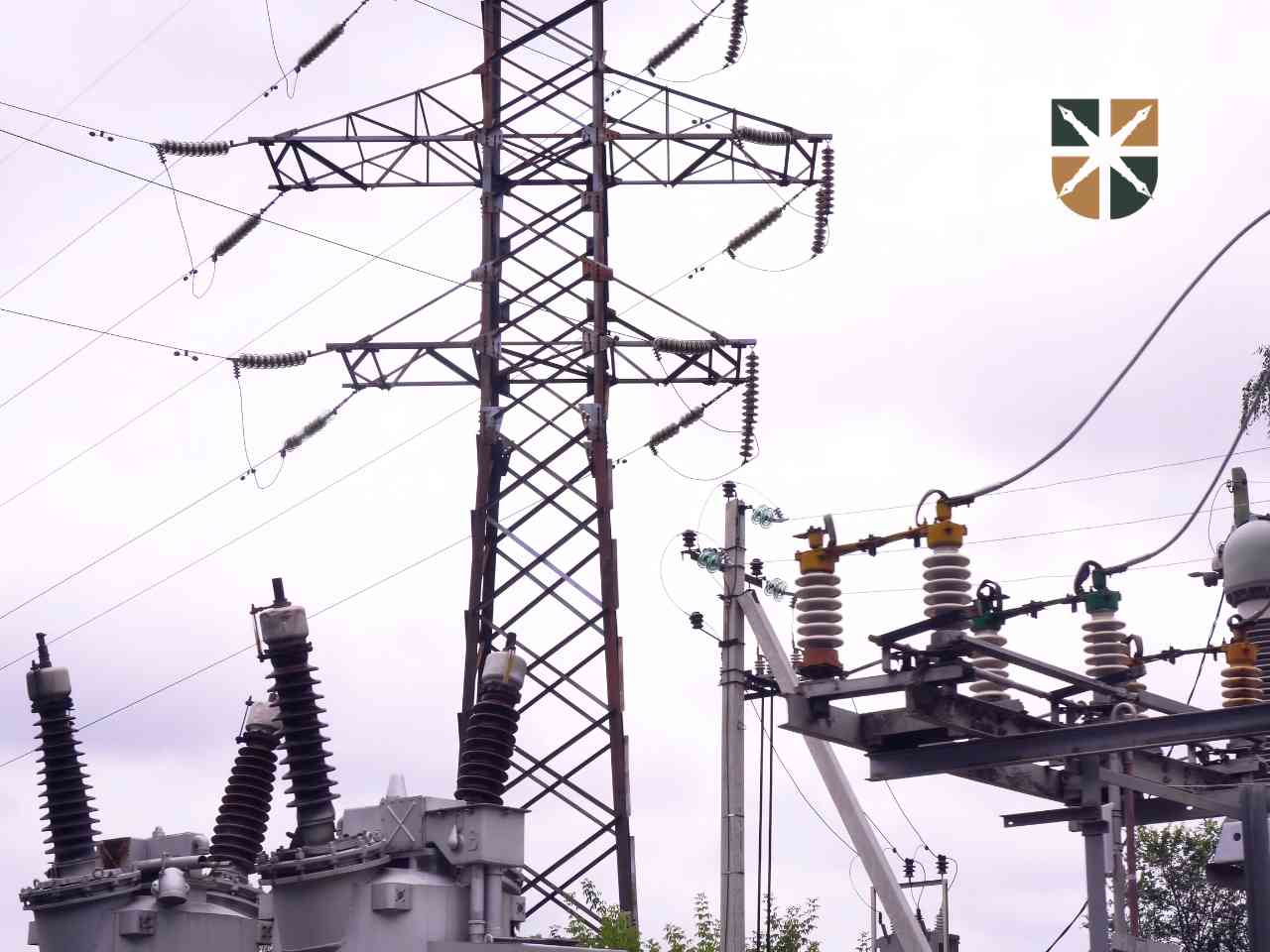 siec-przesylowa-zblizenie Słup wysokiego napięcia oraz transformatory energetyczne jako przykłady napowietrznej sieci przesyłowej.