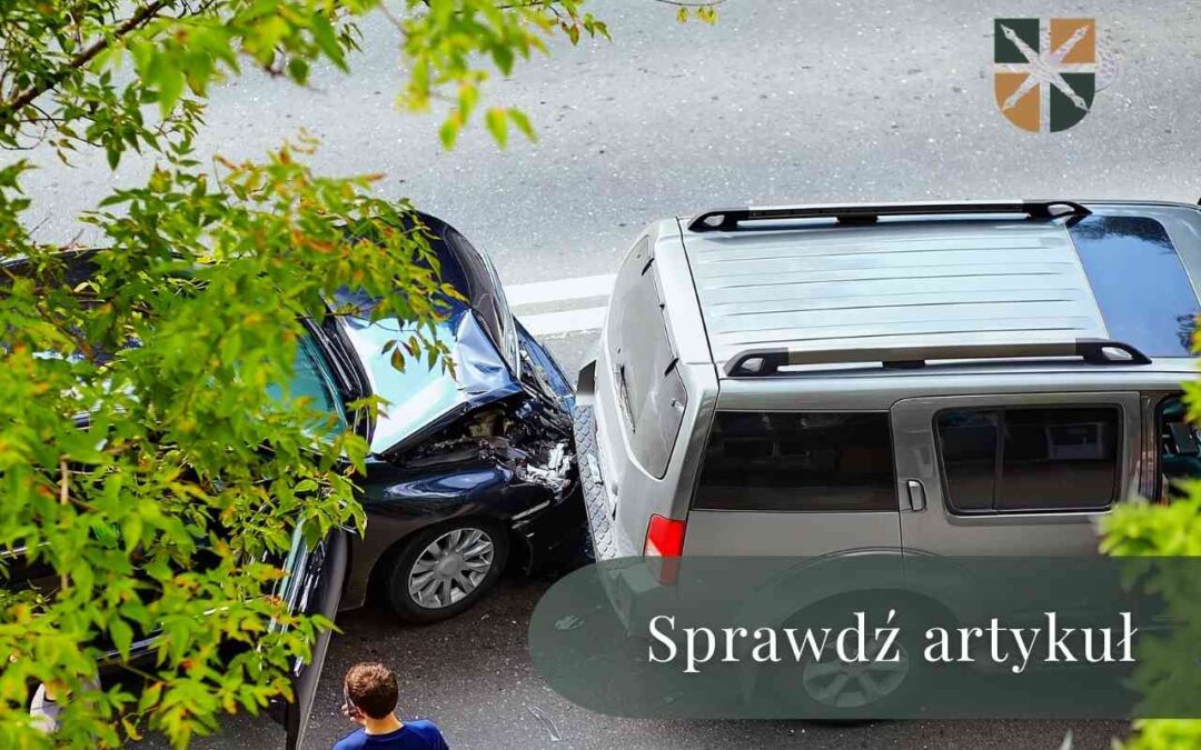 Kolizja dwóch samochodów na skrzyżowaniu widziana z góry jako przykład wypadku drogowego.