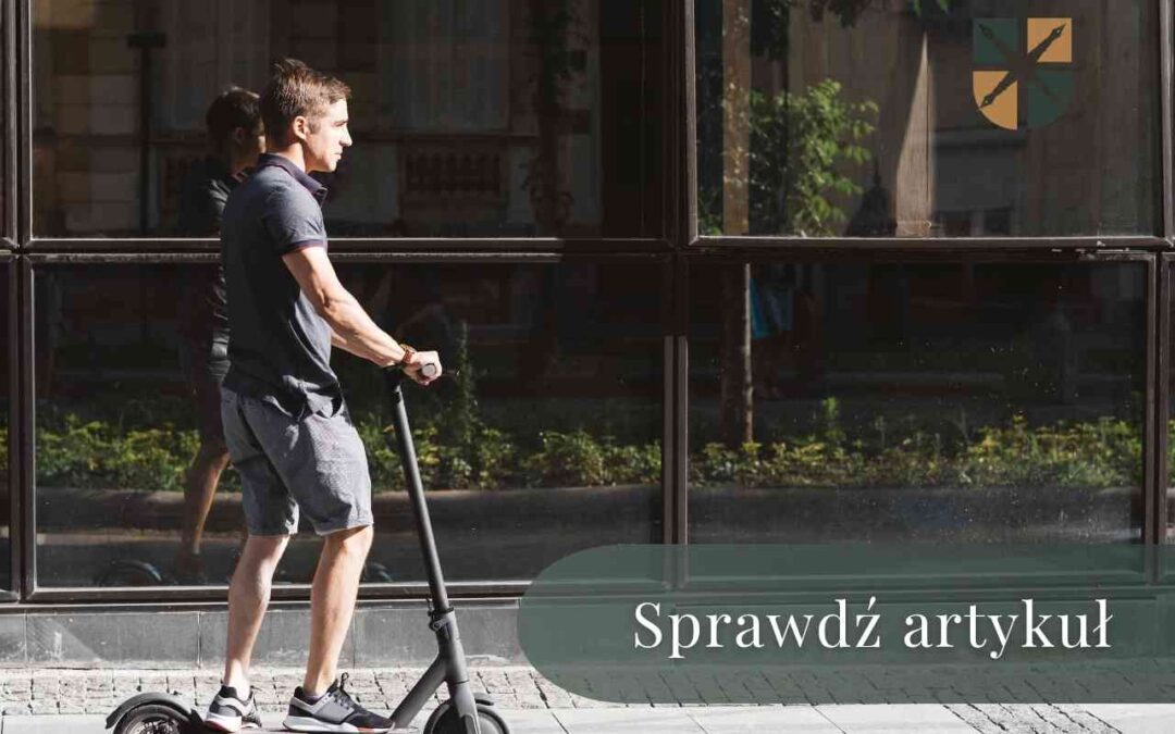 Mężczyzna w stroju sportowym jedzie na czarnej hulajnodze elektrycznej wzdłuż przeszklonej witryny budynku.