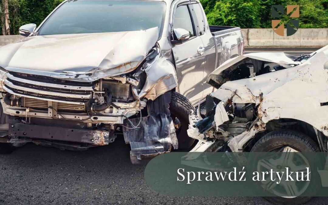 Zderzenie czołowe dwóch samochodów osobowych z widocznymi poważnymi uszkodzeniami karoserii.
