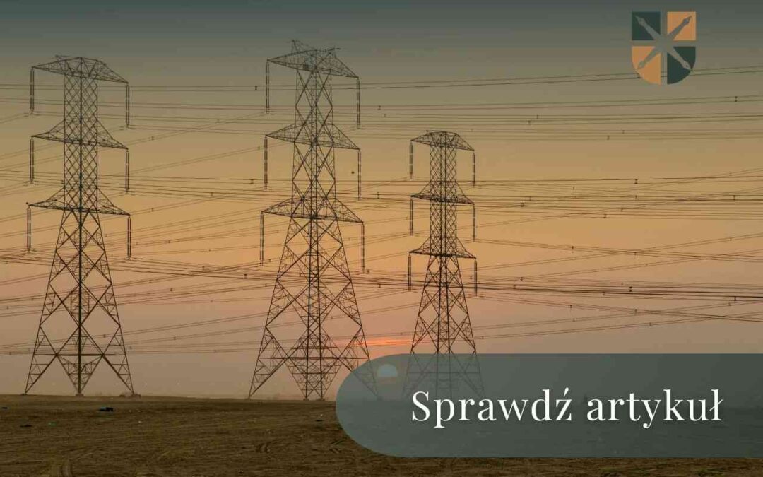Słupy prądowe o zachodzie słońca z banerem informacyjnym artykułu o bezumownym korzystaniu z nieruchomości.
