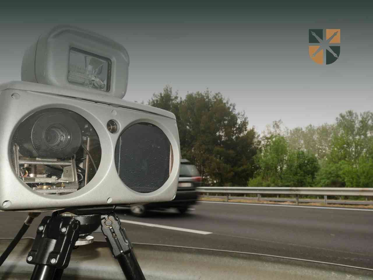 fotoradar-akustyczny Fotoradar na statywie mierzący prędkość i hałas pojazdów na trasie szybkiego ruchu.