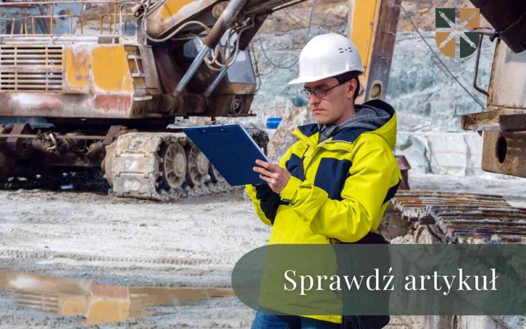 Geolog w kasku i żółtej kurtce robiący notatki na podkładce oborok koparki gąsienicowej.