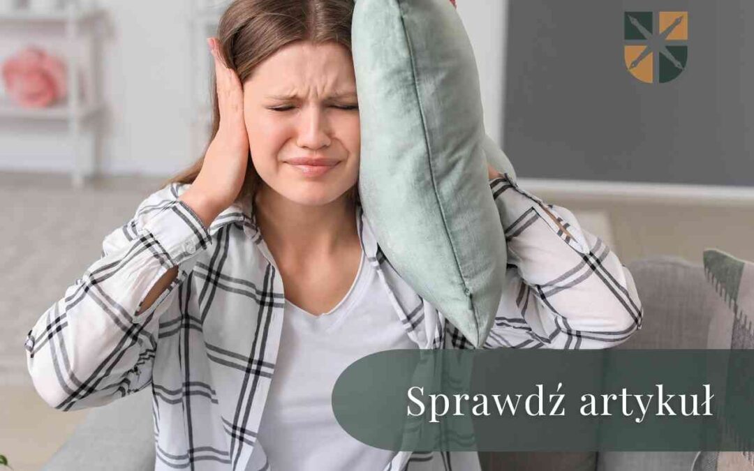Sfrustrowana kobieta zasłania uszy ręką i poduszką z powodu uciążliwego hałasu przekraczającego dopuszczalne normy.