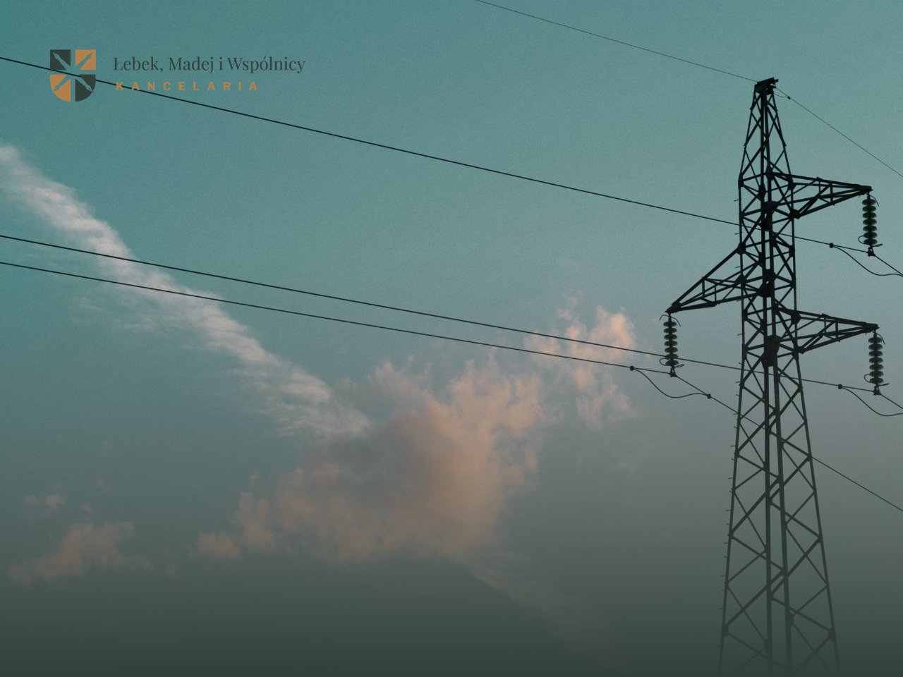 przesyły treść Służebność przesyłu, na obrazku widać słup energetyczny na tle błękitnego nieba
