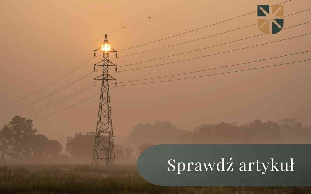Słup linii energetycznej o zachodzie słońca – baner zachęcający do przeczytania artykułu o sprzedaży nieruchomości.