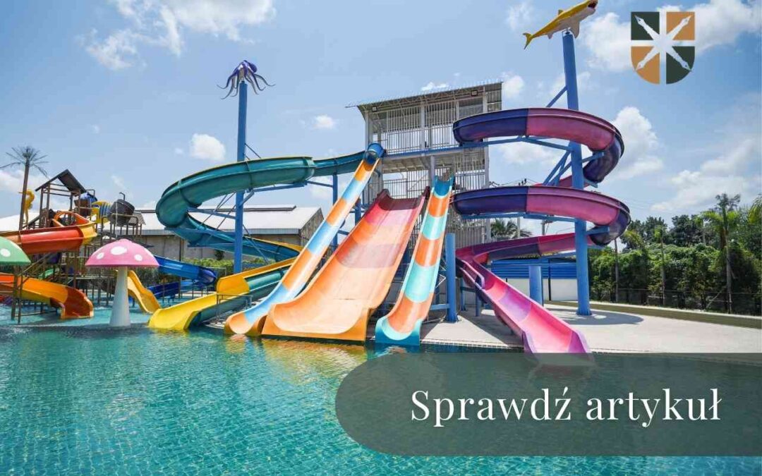 Duży aquapark z kolorowymi zjeżdżalniami wodnymi – ilustracja do artykułu o wypadkach na basenie.